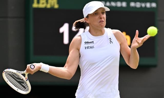 (250709) -- LONDON, July 9, 2025 (Xinhua) -- Iga Swiatek hits a return during the women's singles quarterfinal match between Iga Swiatek of Poland and Liudmila Samsonova of Russia at the Wimbledon Tennis Championships in London, Britain, July 9, 2025. (Xinhua/Zhao Dingzhe)