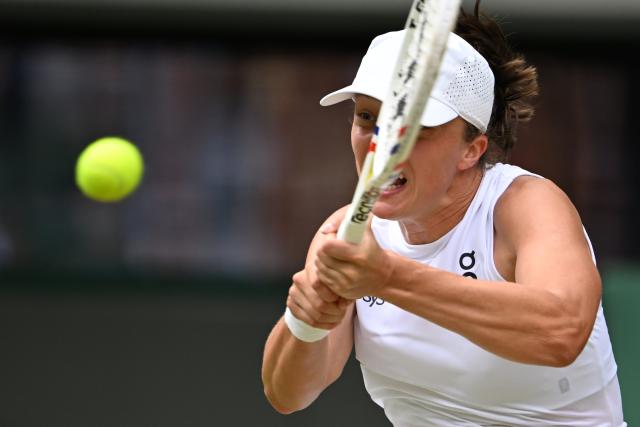 (250709) -- LONDON, July 9, 2025 (Xinhua) -- Iga Swiatek hits a return during the women's singles quarterfinal match between Iga Swiatek of Poland and Liudmila Samsonova of Russia at the Wimbledon Tennis Championships in London, Britain, July 9, 2025. (Xinhua/Zhao Dingzhe)