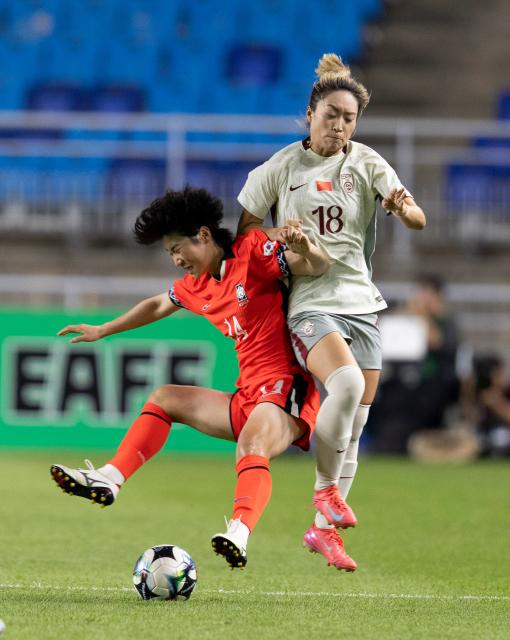 (250709) -- SUWON, July 9, 2025 (Xinhua) -- Tang Jiali (R) of China vies with Jung Minyoung of South Korea during the women's football match between China and South Korea at the EAFF (East Asian Football Federation) E-1 Football Championship 2025 Final in Suwon, South Korea, July 9, 2025. (Photo by Jun Hyosang/Xinhua)