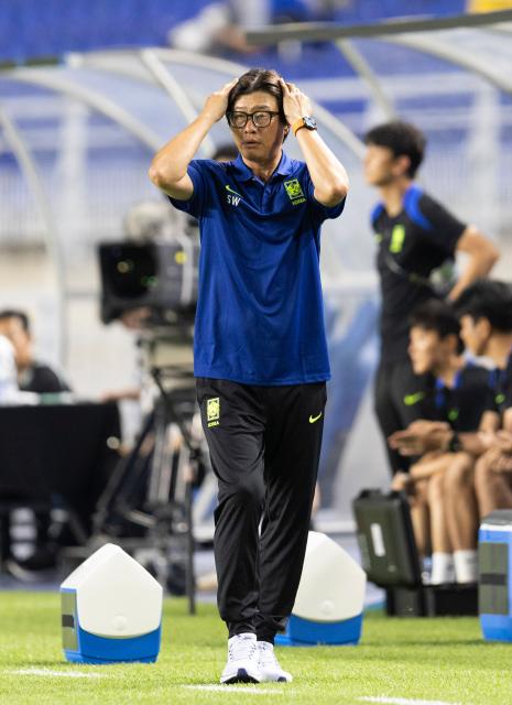 (250709) -- SUWON, July 9, 2025 (Xinhua) -- South Korea's head coach Shin Sang-Woo gestures during the women's football match between China and South Korea at the EAFF (East Asian Football Federation) E-1 Football Championship 2025 Final in Suwon, South Korea, July 9, 2025. (Photo by Jun Hyosang/Xinhua)