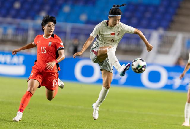 (250709) -- SUWON, July 9, 2025 (Xinhua) -- Wang Linlin (R) of China vies with Jeon Yugyeong of South Korea during the women's football match between China and South Korea at the EAFF (East Asian Football Federation) E-1 Football Championship 2025 Final in Suwon, South Korea, July 9, 2025. (Photo by Jun Hyosang/Xinhua)