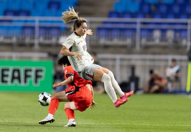 (250709) -- SUWON, July 9, 2025 (Xinhua) -- Tang Jiali (R) of China vies with Jung Minyoung of South Korea during the women's football match between China and South Korea at the EAFF (East Asian Football Federation) E-1 Football Championship 2025 Final in Suwon, South Korea, July 9, 2025. (Photo by Jun Hyosang/Xinhua)
