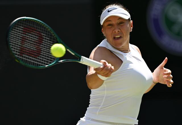(250710) -- LONDON, July 10, 2025 (Xinhua) -- Amanda Anisimova hits a return during the women's singles semifinal match between Aryna Sabalenka of Belarus and Amanda Anisimova of the United States at the Wimbledon Tennis Championships in London, Britain, July 10, 2025. (Xinhua/Li Ying)