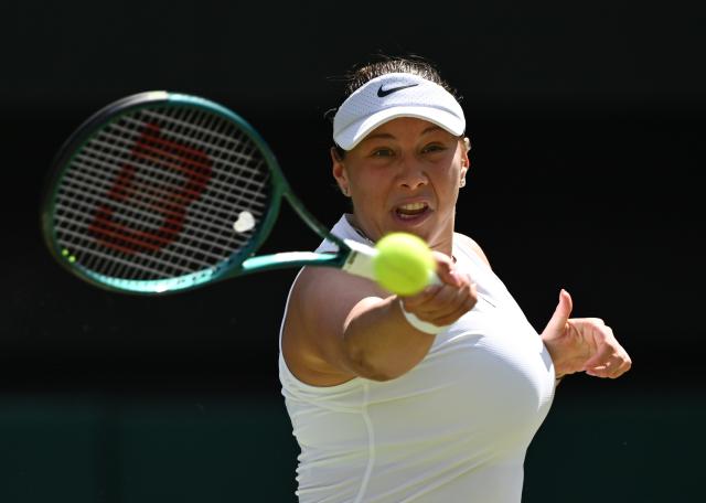 (250710) -- LONDON, July 10, 2025 (Xinhua) -- Amanda Anisimova hits a return during the women's singles semifinal match between Aryna Sabalenka of Belarus and Amanda Anisimova of the United States at the Wimbledon Tennis Championships in London, Britain, July 10, 2025. (Xinhua/Li Ying)