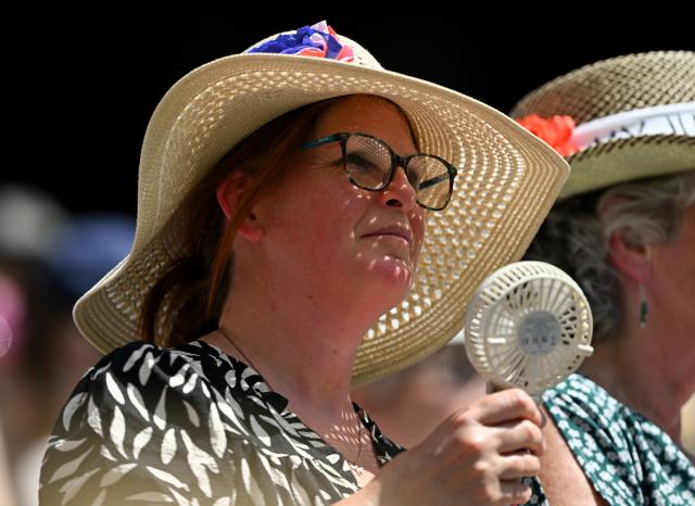 (250710) -- LONDON, July 10, 2025 (Xinhua) -- A spectator is seen during the women's singles semifinal match between Aryna Sabalenka of Belarus and Amanda Anisimova of the United States at the Wimbledon Tennis Championships in London, Britain, July 10, 2025. (Xinhua/Li Ying)