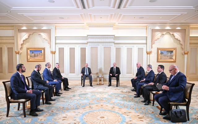 (250710) -- ABU DHABI, July 10, 2025 (Xinhua) -- Azerbaijani President Ilham Aliyev (R, back) and Armenian Prime Minister Nikol Pashinyan (L, back) hold talks in Abu Dhabi, the United Arab Emirates, July 10, 2025. Aliyev and Pashinyan agreed to advance efforts toward normalizing relations between their countries, the Foreign Ministry of Azerbaijan said on Thursday. (Azerbaijan State News Agency/Handout via Xinhua)