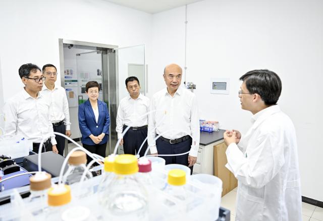 (250710) -- BEIJING, July 10, 2025 (Xinhua) -- Chinese Vice Premier Liu Guozhong, also a member of the Political Bureau of the Communist Party of China Central Committee, visits Peking University's School of Pharmaceutical Sciences in Beijing, capital of China, July 10, 2025. (Xinhua/Yin Bogu)