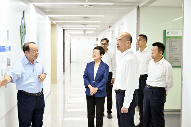 (250710) -- BEIJING, July 10, 2025 (Xinhua) -- Chinese Vice Premier Liu Guozhong, also a member of the Political Bureau of the Communist Party of China Central Committee, visits Peking University's School of Pharmaceutical Sciences in Beijing, capital of China, July 10, 2025. (Xinhua/Yin Bogu)