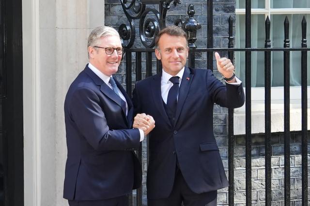 (250710) -- LONDON, July 10, 2025 (Xinhua) -- British Prime Minister Keir Starmer (L) welcomes French President Emmanuel Macron at 10 Downing Street in London, Britain, on July 10, 2025. British Prime Minister Keir Starmer said on Thursday that Britain and France have signed a new deal to allow the two countries to coordinate their nuclear deterrents for the first time. (Xinhua/Wu Lu)