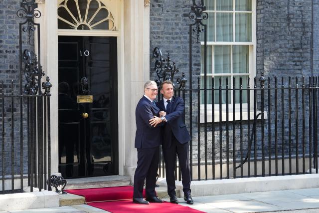 (250710) -- LONDON, July 10, 2025 (Xinhua) -- British Prime Minister Keir Starmer (L) welcomes French President Emmanuel Macron at 10 Downing Street in London, Britain, on July 10, 2025. British Prime Minister Keir Starmer said on Thursday that Britain and France have signed a new deal to allow the two countries to coordinate their nuclear deterrents for the first time. (Xinhua/Wu Lu)