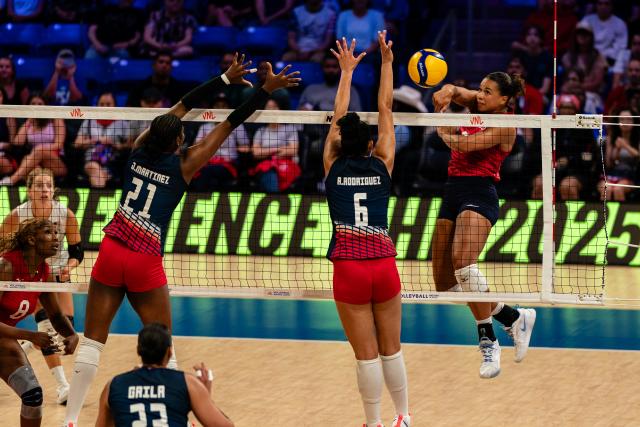 (250711) -- ARLINGTON, July 11, 2025 (Xinhua) -- Avery Skinner (1st R) of the United States spikes during the match between the United States and Dominican Republic at the Women's Volleyball Nations League (VNL) 2025 in Arlington, the United States, July 10, 2025. (Photo by Chen Chen/Xinhua)