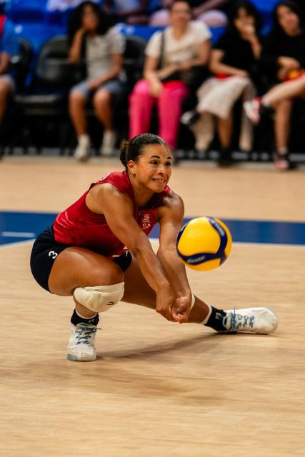 (250711) -- ARLINGTON, July 11, 2025 (Xinhua) -- Avery Skinner of the United States digs during the match between the United States and Dominican Republic at the Women's Volleyball Nations League (VNL) 2025 in Arlington, the United States, July 10, 2025. (Photo by Chen Chen/Xinhua)