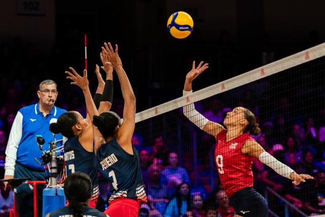 (250711) -- ARLINGTON, July 11, 2025 (Xinhua) -- Madisen Skinner (1st R) of the United States spikes during the match between the United States and Dominican Republic at the Women's Volleyball Nations League (VNL) 2025 in Arlington, the United States, July 10, 2025. (Photo by Chen Chen/Xinhua)