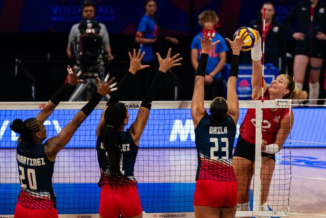 (250711) -- ARLINGTON, July 11, 2025 (Xinhua) -- Sarah Franklin (1st R) of the United States spikes during the match between the United States and Dominican Republic at the Women's Volleyball Nations League (VNL) 2025 in Arlington, the United States, July 10, 2025. (Photo by Chen Chen/Xinhua)