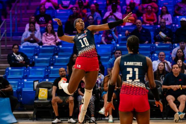 (250711) -- ARLINGTON, July 11, 2025 (Xinhua) -- Flormarie Heredia (top) of Dominican Republic competes during the match between the United States and Dominican Republic at the Women's Volleyball Nations League (VNL) 2025 in Arlington, the United States, July 10, 2025. (Photo by Chen Chen/Xinhua)