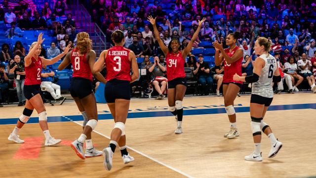 (250711) -- ARLINGTON, July 11, 2025 (Xinhua) -- Players of the United States celebrate during the match between the United States and Dominican Republic at the Women's Volleyball Nations League (VNL) 2025 in Arlington, the United States, July 10, 2025. (Photo by Chen Chen/Xinhua)