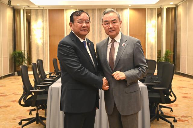 (250711) -- KUALA LUMPUR, July 11, 2025 (Xinhua) -- Chinese Foreign Minister Wang Yi, also a member of the Political Bureau of the Communist Party of China Central Committee, meets with Cambodian Deputy Prime Minister and Foreign Minister Prak Sokhonn in Kuala Lumpur, Malaysia, July 10, 2025. (Photo by Chong Voon Chung/Xinhua)