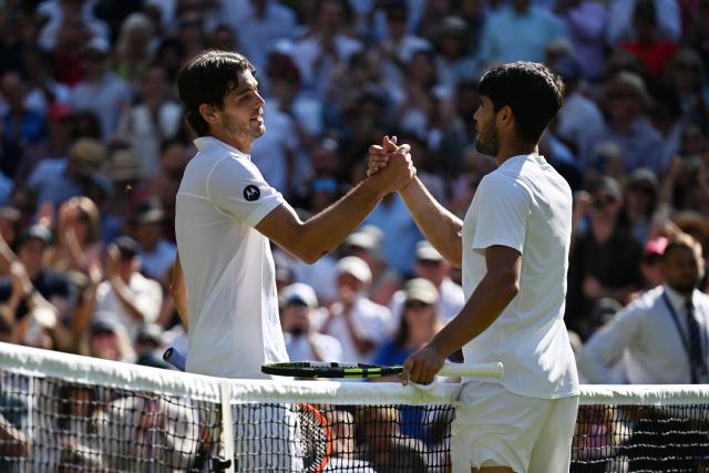 (250712) -- LONDON, July 12, 2025 (Xinhua) -- Carlos Alcaraz (R) greets Taylor Fritz after the men's singles semifinal match between Carlos Alcaraz of Spain and Taylor Fritz of the United States at the Wimbledon Tennis Championships in London, Britain, July 11, 2025. (Xinhua/Zhao Dingzhe)