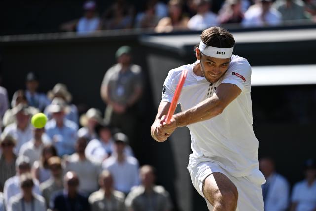 (250712) -- LONDON, July 12, 2025 (Xinhua) -- Taylor Fritz hits a return during the men's singles semifinal match between Carlos Alcaraz of Spain and Taylor Fritz of the United States at the Wimbledon Tennis Championships in London, Britain, July 11, 2025. (Xinhua/Zhao Dingzhe)