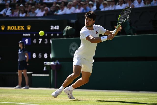 (250712) -- LONDON, July 12, 2025 (Xinhua) -- Carlos Alcaraz hits a return during the men's singles semifinal match between Carlos Alcaraz of Spain and Taylor Fritz of the United States at the Wimbledon Tennis Championships in London, Britain, July 11, 2025. (Xinhua/Zhao Dingzhe)