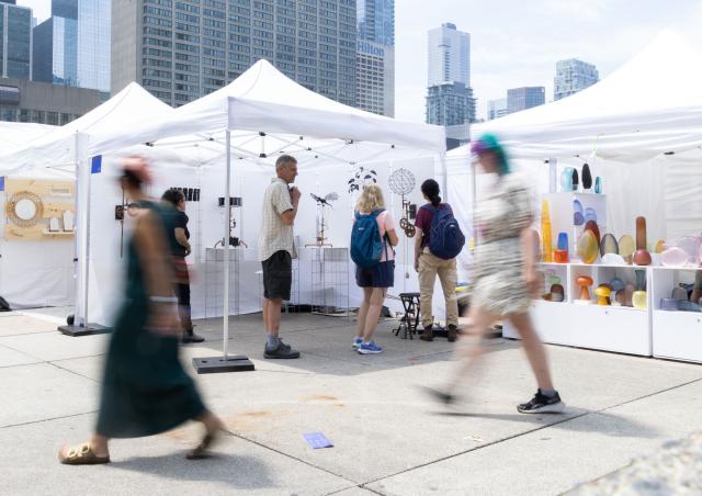 (250712) -- TORONTO, July 12, 2025 (Xinhua) -- People visit the 2025 Toronto Outdoor Art Fair in Toronto, Canada, on July 11, 2025. As one of the largest fairs of its kind in Canada, this three-day event kicked off here on Friday with the participation of over 400 artists. (Photo by Zou Zheng/Xinhua)