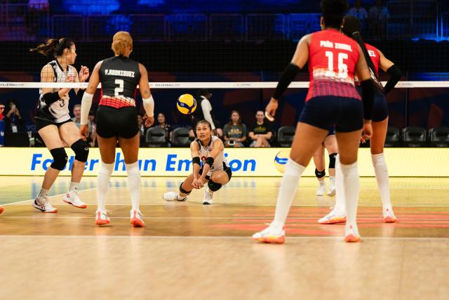 (250712) -- ARLINGTON, July 12, 2025 (Xinhua) -- Kokram Pimpichaya (C) of Tailand digs during the match between Tailand and Dominican Republic at the Women's Volleyball Nations League (VNL) 2025 in Arlington, the United States, July 11, 2025. (Photo by Chen Chen/Xinhua)