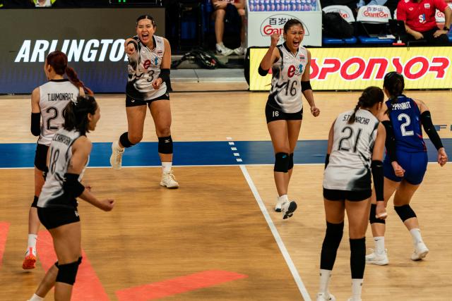 (250712) -- ARLINGTON, July 12, 2025 (Xinhua) -- Players of Tailand celebrate during the match between Tailand and Dominican Republic at the Women's Volleyball Nations League (VNL) 2025 in Arlington, the United States, July 11, 2025. (Photo by Chen Chen/Xinhua)