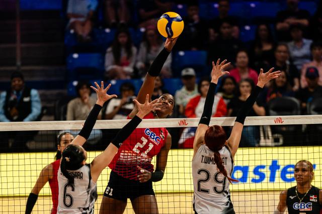 (250712) -- ARLINGTON, July 12, 2025 (Xinhua) -- Jineiry Martinez (C) of Dominican Republic spikes during the match between Tailand and Dominican Republic at the Women's Volleyball Nations League (VNL) 2025 in Arlington, the United States, July 11, 2025. (Photo by Chen Chen/Xinhua)