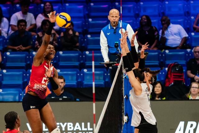 (250712) -- ARLINGTON, July 12, 2025 (Xinhua) -- Brayelin Martinez (L) of Dominican Republic spikes during the match between Tailand and Dominican Republic at the Women's Volleyball Nations League (VNL) 2025 in Arlington, the United States, July 11, 2025. (Photo by Chen Chen/Xinhua)