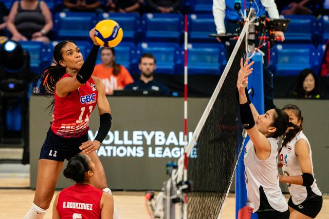 (250712) -- ARLINGTON, July 12, 2025 (Xinhua) -- Geraldine Sthefany (L) of Dominican Republic spikes during the match between Tailand and Dominican Republic at the Women's Volleyball Nations League (VNL) 2025 in Arlington, the United States, July 11, 2025. (Photo by Chen Chen/Xinhua)