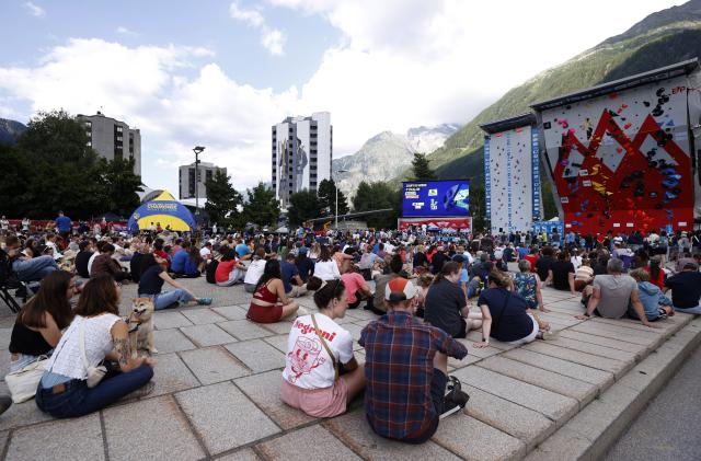 (250712) -- CHARMONIX, July 12, 2025 (Xinhua) -- People watch the 2025 IFSC Climbing World Cup Speed Qualification games in Charmonix, France, July 11, 2025. The 2025 IFSC Climbing World Cup Charmonix Speed-Lead is held here from 11 to 13 July. (Xinhua/Gao Jing)