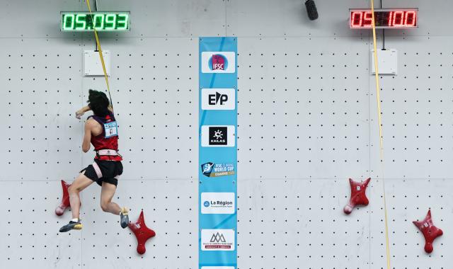 (250712) -- CHARMONIX, July 12, 2025 (Xinhua) -- Chu Shouhong (L) of China competes during the men's Speed Qualification of sport climbing at the 2025 IFSC Climbing World Cup Speed-Lead in Charmonix, France, July 11, 2025. (Xinhua/Gao Jing)