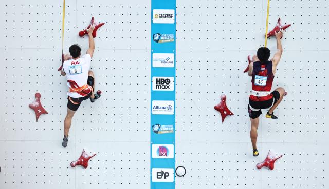 (250712) -- CHARMONIX, July 12, 2025 (Xinhua) -- Li Xu (R) of China competes during the men's Speed Qualification of sport climbing at the 2025 IFSC Climbing World Cup Speed-Lead in Charmonix, France, July 11, 2025. (Xinhua/Gao Jing)