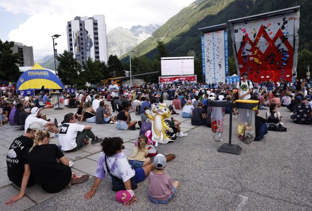 (250712) -- CHARMONIX, July 12, 2025 (Xinhua) -- People watch the 2025 IFSC Climbing World Cup Speed Qualification games in Charmonix, France, July 11, 2025. The 2025 IFSC Climbing World Cup Charmonix Speed-Lead is held here from 11 to 13 July. (Xinhua/Gao Jing)