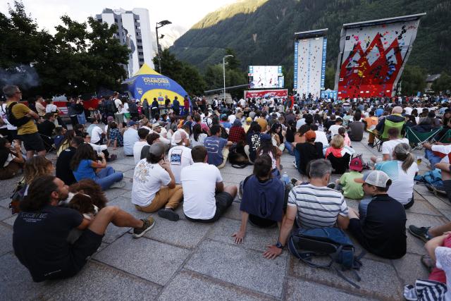 (250712) -- CHARMONIX, July 12, 2025 (Xinhua) -- People watch the 2025 IFSC Climbing World Cup Speed Qualification games in Charmonix, France, July 11, 2025. The 2025 IFSC Climbing World Cup Charmonix Speed-Lead is held here from 11 to 13 July. (Xinhua/Gao Jing)