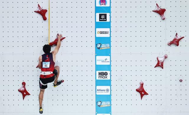 (250712) -- CHARMONIX, July 12, 2025 (Xinhua) -- Li Xu of China competes during the men's Speed Qualification of sport climbing at the 2025 IFSC Climbing World Cup Speed-Lead in Charmonix, France, July 11, 2025. (Xinhua/Gao Jing)