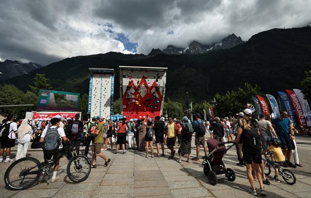 (250712) -- CHARMONIX, July 12, 2025 (Xinhua) -- People watch the 2025 IFSC Climbing World Cup Speed Qualification games in Charmonix, France, July 11, 2025. The 2025 IFSC Climbing World Cup Charmonix Speed-Lead is held here from 11 to 13 July. (Xinhua/Gao Jing)