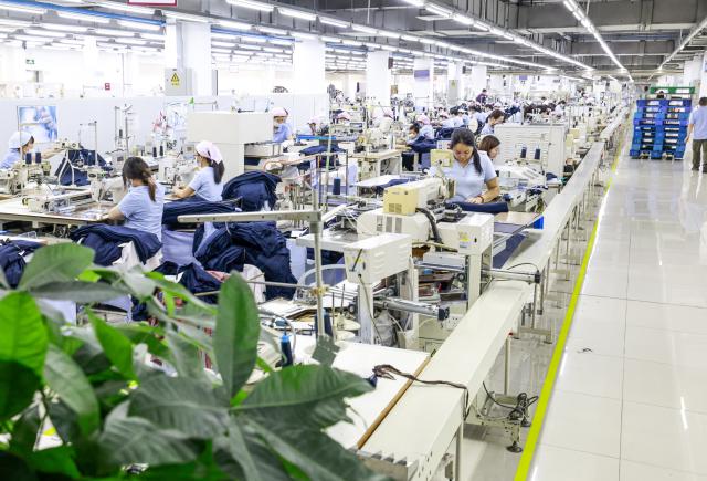 (250712) -- URUMQI, July 12, 2025 (Xinhua) -- Employees work at a factory of Esquel Group in Foshan, south China's Guangdong Province, May 16, 2025. TO GO WITH "Interview: China's textile giant drives green innovation as Xinjiang evolves" (Xinhua/Wang Fei)