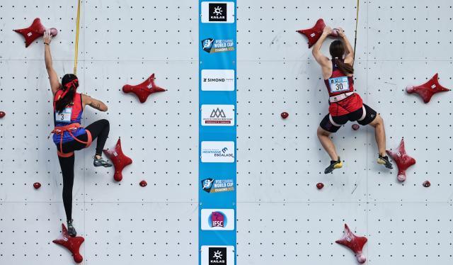 (250712) -- CHAMONIX, July 12, 2025 (Xinhua) -- Zhang Mengli (R) of China competes during the women's Speed Qualification of sport climbing at the 2025 IFSC Climbing World Cup Speed-Lead in Charmonix, France, July 11, 2025. (Xinhua/Gao Jing)