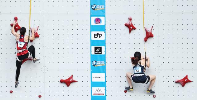 (250712) -- CHAMONIX, July 12, 2025 (Xinhua) -- Zhou Yafei (L) of China competes during the women's Speed Qualification of sport climbing at the 2025 IFSC Climbing World Cup Speed-Lead in Charmonix, France, July 11, 2025. (Xinhua/Gao Jing)