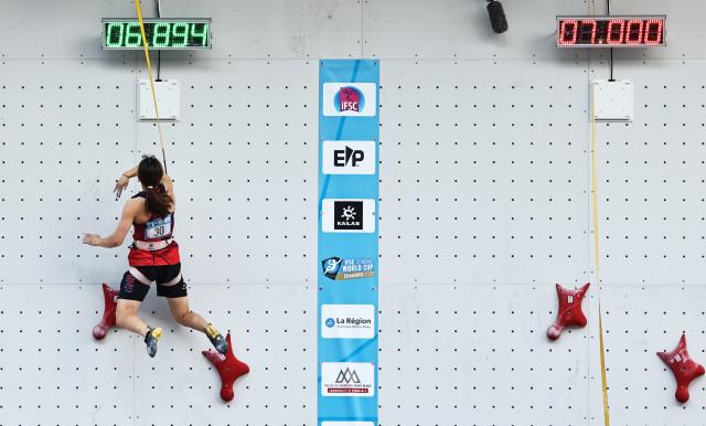 (250712) -- CHAMONIX, July 12, 2025 (Xinhua) -- Zhang Mengli (L) of China competes during the women's Speed Qualification of sport climbing at the 2025 IFSC Climbing World Cup Speed-Lead in Charmonix, France, July 11, 2025. (Xinhua/Gao Jing)