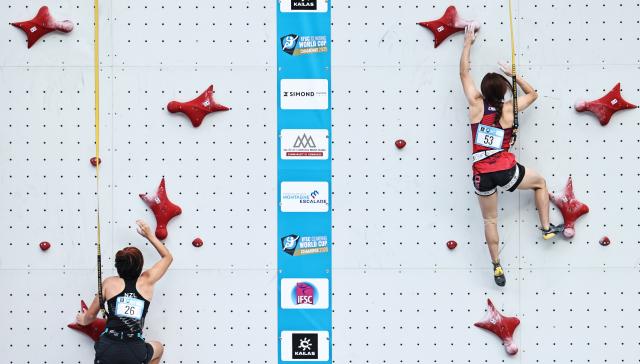 (250712) -- CHAMONIX, July 12, 2025 (Xinhua) -- Qin Yumei (R) of China competes during the women's Speed Qualification of sport climbing at the 2025 IFSC Climbing World Cup Speed-Lead in Charmonix, France, July 11, 2025. (Xinhua/Gao Jing)