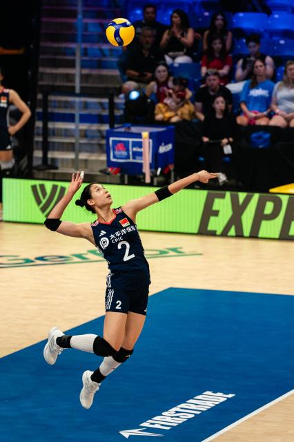 (250712) -- ARLINGTON, July 12, 2025 (Xinhua) -- Zhuang Yushan of China serves the ball during the match between Canada and China at the Women's Volleyball Nations League (VNL) 2025 in Arlington, the United States, July 11, 2025. (Photo by Chen Chen/Xinhua)