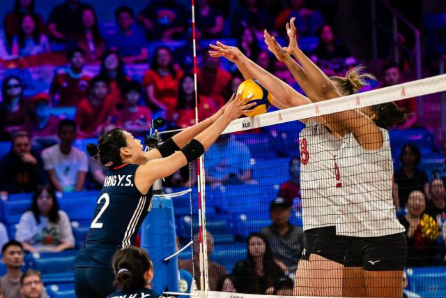 (250712) -- ARLINGTON, July 12, 2025 (Xinhua) -- Zhuang Yushan (L) of China passes the ball during the match between Canada and China at the Women's Volleyball Nations League (VNL) 2025 in Arlington, the United States, July 11, 2025. (Photo by Chen Chen/Xinhua)