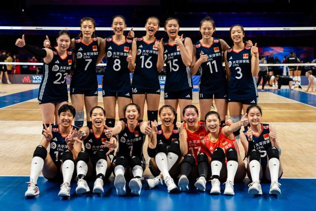 (250712) -- ARLINGTON, July 12, 2025 (Xinhua) -- Players of China pose for photos after the match between Canada and China at the Women's Volleyball Nations League (VNL) 2025 in Arlington, the United States, July 11, 2025. (Photo by Chen Chen/Xinhua)