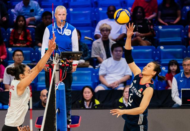 (250712) -- ARLINGTON, July 12, 2025 (Xinhua) -- Gong Xiangyu (R) of China spikes the ball during the match between Canada and China at the Women's Volleyball Nations League (VNL) 2025 in Arlington, the United States, July 11, 2025. (Photo by Chen Chen/Xinhua)