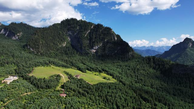 (250712) -- TEWO, July 12, 2025 (Xinhua) -- An aerial drone photo taken on July 11, 2025 shows the scenery of Zhagana Village in Tewo County of Gannan Tibetan Autonomous Prefecture, northwest China's Gansu Province.
  Zhagana village is a renowned destination that attracts throngs of tourists for its varied terrain and unique ethnic customs. 
  The village, with an average altitude of about 3,000 meters, earned a coveted spot on the United Nations World Tourism Organization's (UNWTO) "Best Tourism Villages" list for 2023. (Xinhua/Chen Bin)