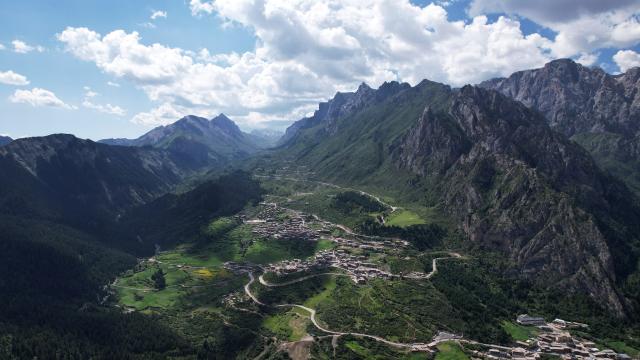 (250712) -- TEWO, July 12, 2025 (Xinhua) -- An aerial drone photo taken on July 11, 2025 shows the scenery of Zhagana Village in Tewo County of Gannan Tibetan Autonomous Prefecture, northwest China's Gansu Province.
  Zhagana village is a renowned destination that attracts throngs of tourists for its varied terrain and unique ethnic customs. 
  The village, with an average altitude of about 3,000 meters, earned a coveted spot on the United Nations World Tourism Organization's (UNWTO) "Best Tourism Villages" list for 2023. (Xinhua/Chen Bin)