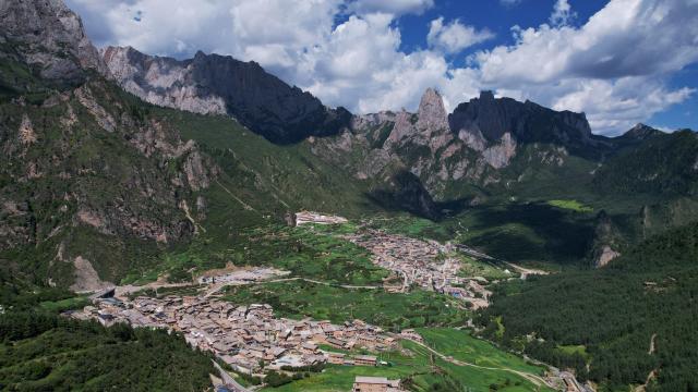 (250712) -- TEWO, July 12, 2025 (Xinhua) -- An aerial drone photo taken on July 11, 2025 shows the scenery of Zhagana Village in Tewo County of Gannan Tibetan Autonomous Prefecture, northwest China's Gansu Province.
  Zhagana village is a renowned destination that attracts throngs of tourists for its varied terrain and unique ethnic customs. 
  The village, with an average altitude of about 3,000 meters, earned a coveted spot on the United Nations World Tourism Organization's (UNWTO) "Best Tourism Villages" list for 2023. (Xinhua/Yu Lan)