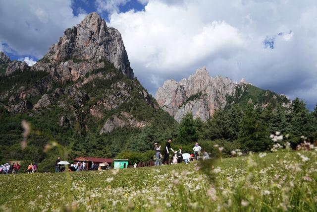 (250712) -- TEWO, July 12, 2025 (Xinhua) -- Tourists visit Zhagana Village in Tewo County of Gannan Tibetan Autonomous Prefecture, northwest China's Gansu Province, July 11, 2025.
  Zhagana village is a renowned destination that attracts throngs of tourists for its varied terrain and unique ethnic customs. 
  The village, with an average altitude of about 3,000 meters, earned a coveted spot on the United Nations World Tourism Organization's (UNWTO) "Best Tourism Villages" list for 2023. (Xinhua/Ma Ning)